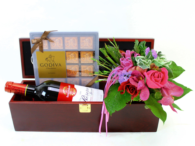 Wine n Food Hamper - Wine Box Set 6 - L09806 Photo